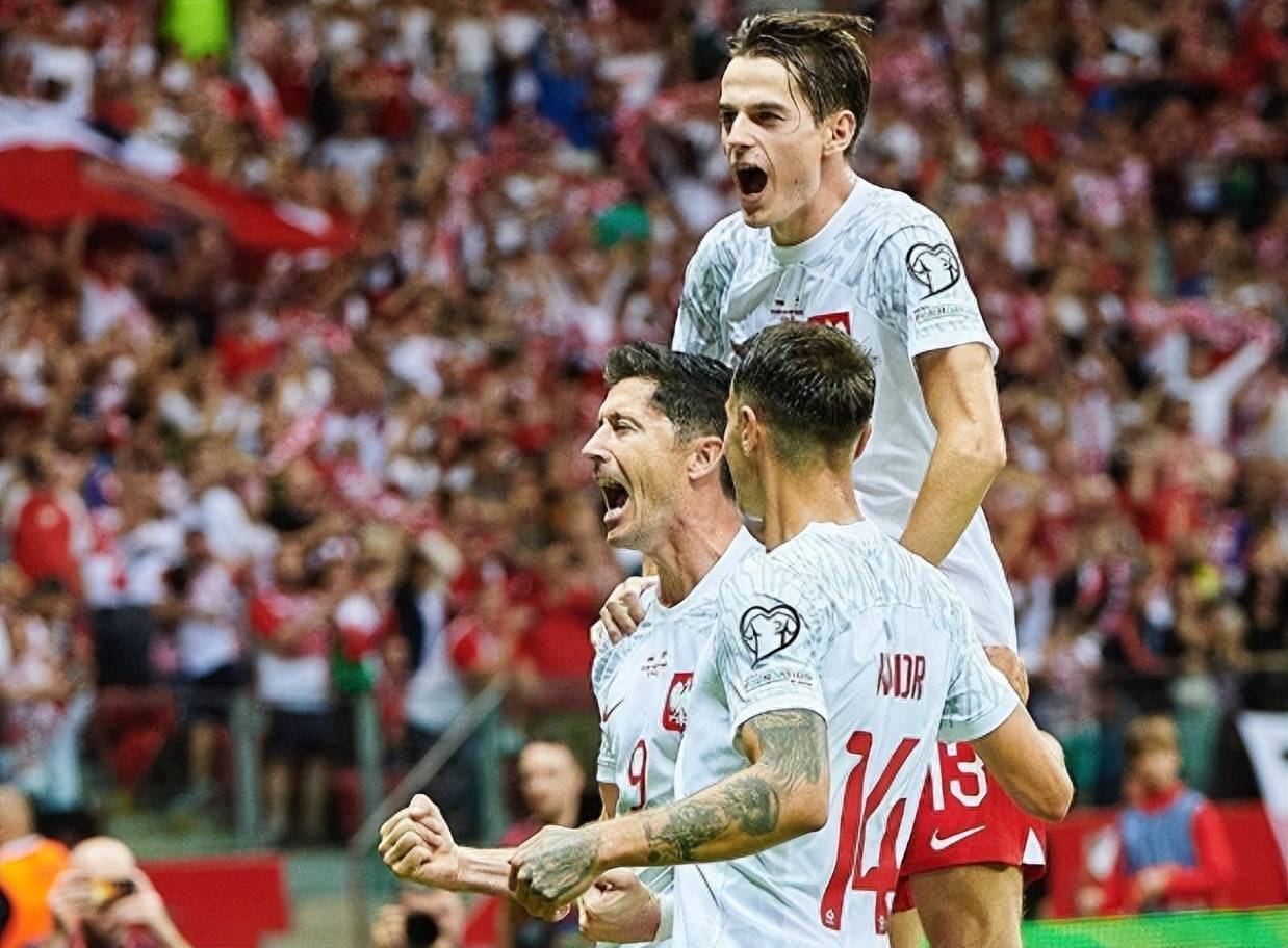 开云体育平台登录-莱万多夫斯基重返赛场，战术调整首场状态出色，DWG观众沸腾！(莱万多夫斯基金球奖)